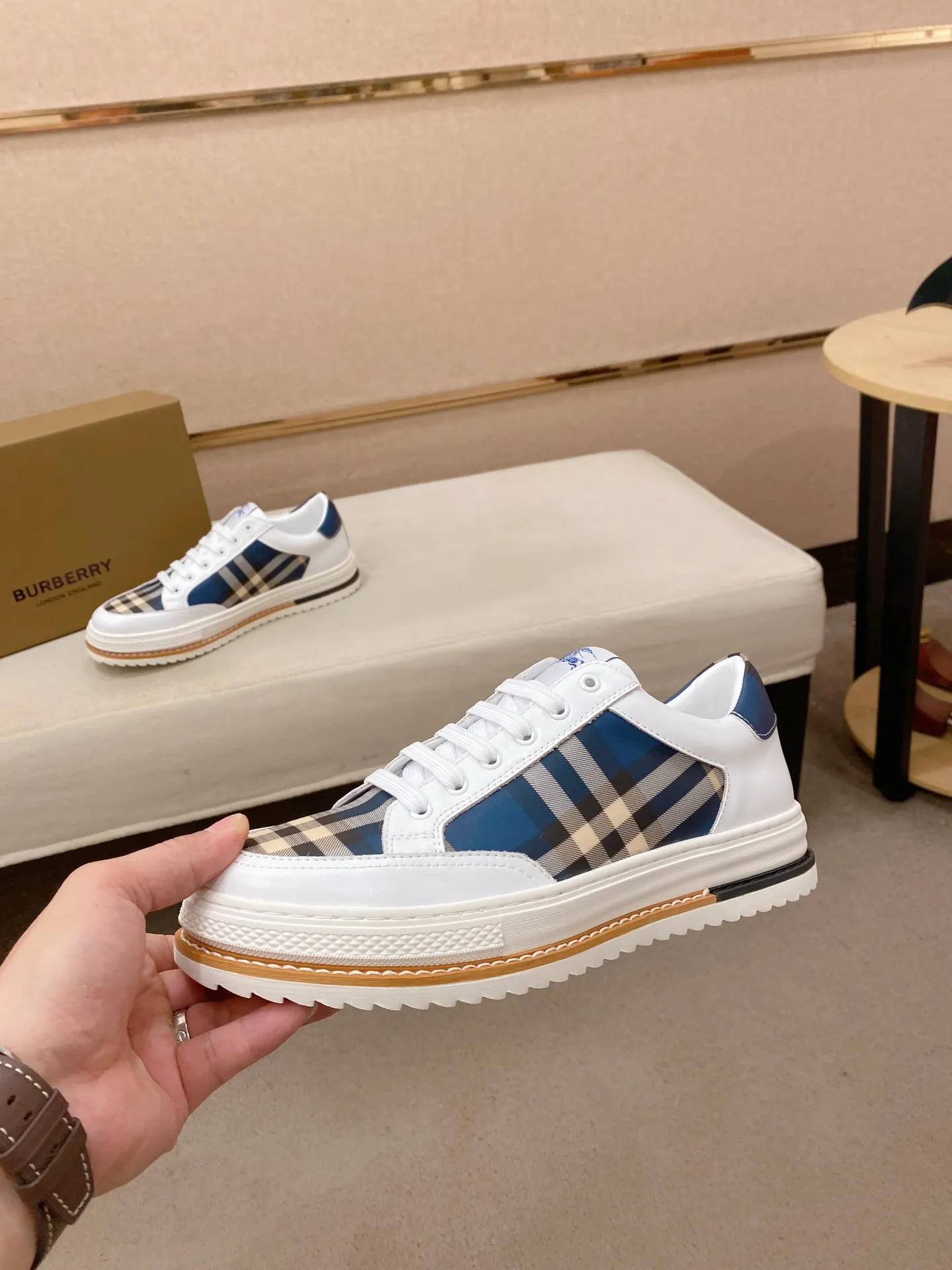 Men's shoes 💰: 420💰🇮🇹🇮🇹BURBERRY's top purchasing agents are available simultaneously at the counter. 🔍🔍On sale at the same time. Positive code number: 38-44 Italian imported first-layer cowhide with fabric. Fully imported sheepskin lining, sole: the original sole is specially provided by the original factory, the exclusive movable molded sole is super comfortable, the original factory follows the order, 🔍🔍high quality, you can go in and out of the counter at will, welcome to compare. Can be customized. 45 non-refundable